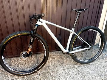 29 TREK tg 18.5  procaliber 9.8 carbon  boost  x a