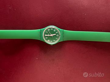 Orologio Swatch verde con cinturino lungo