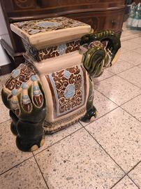 l'elefante è in ceramica portafortuna