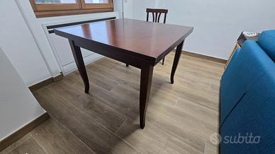 Tavolo quadrato in noce (allungabile)