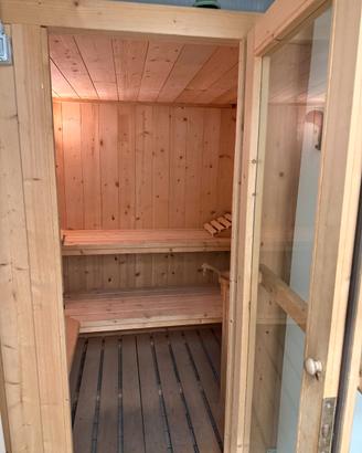 SAUNA UTILIZZATA POCHISSIMO PER 4/6 POSTI