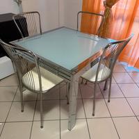 Tavolo allungabile con sedie