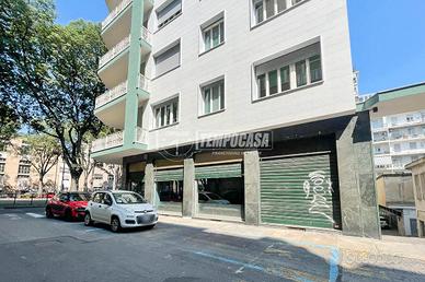 AMPIO LOCALE COMMERCIALE IN POSIZIONE STRATEGICA