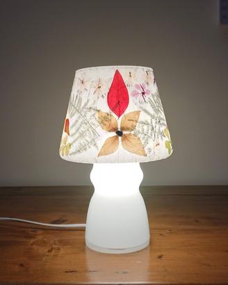 Lampada da tavolo, con fiori veri, fatta a mano