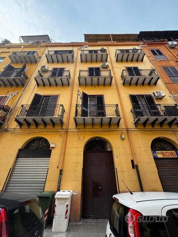 Quadrivani con terrazzino tra porto e politeama