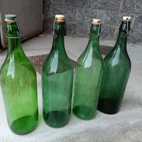 Bottiglioni da vino, tappatrice, cesti