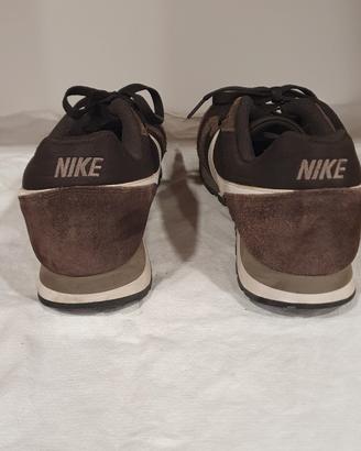 Nike Marroni