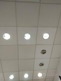 Luci e pannelli controsoffitto 