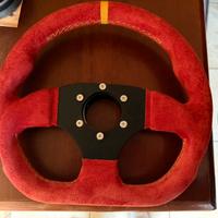 Volante sportivo in pelle scamosciata con cuciture