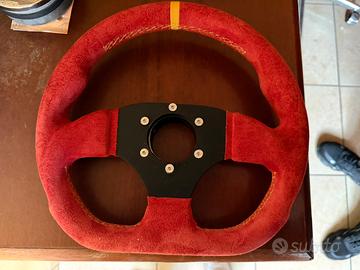 Volante sportivo in pelle scamosciata con cuciture