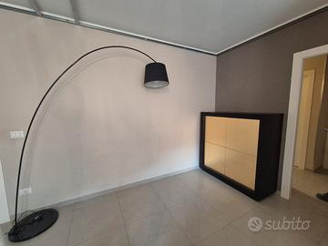 Piantana ad arco moderna nera – effetto design 