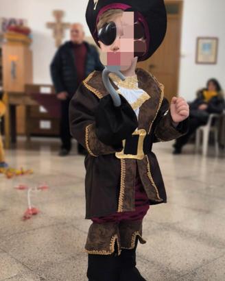 Carnevale vestito da Capitan uncino
