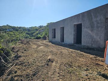 Rustico, terreno, grotta e cisterna