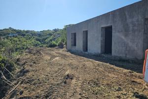 Rustico, terreno, grotta e cisterna