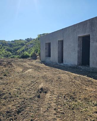 Rustico, terreno, grotta e cisterna