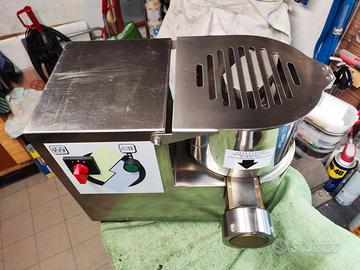 IMPASTATRICE con TRAFILA  PASTA.