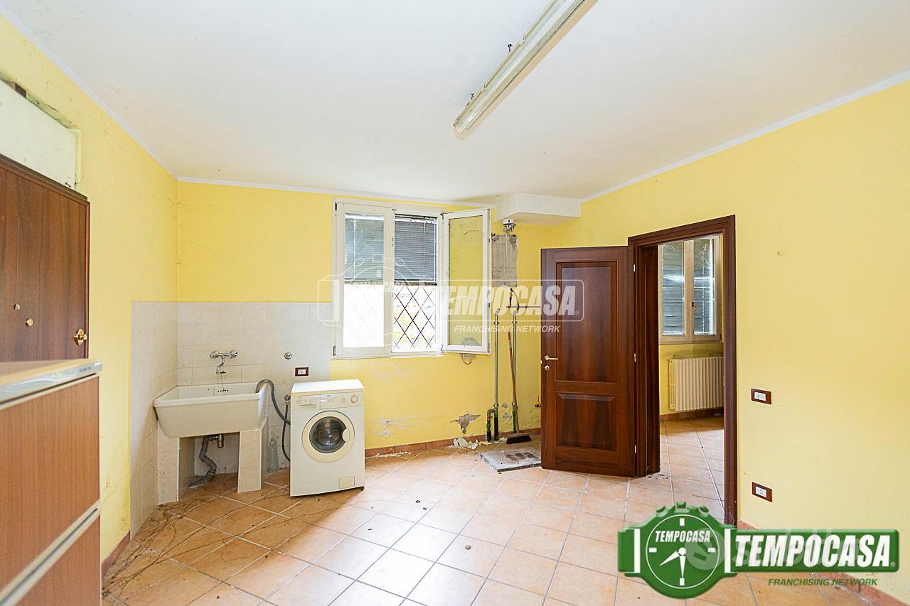 VILLA SINGOLA CON GIARDINO E BOX TRIPLO - Vista 3