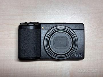Fotocamera Ricoh GR IV con accessori