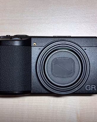 Fotocamera Ricoh GR IV con accessori