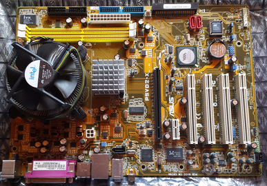 Componenti PC fisso desktop e stampante