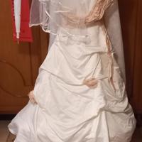 Abito da sposa, cuscino fedi, scarpe ed ombrello