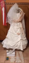 Abito da sposa, cuscino fedi, scarpe ed ombrello