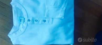 t-shirt e una maglia Serafino manica lunga.