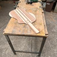 Tagliere in larice rosso forma chitarra