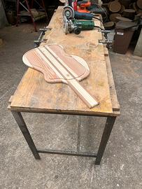 Tagliere in larice rosso forma chitarra