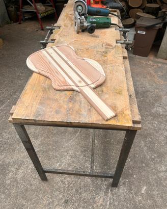 Tagliere in larice rosso forma chitarra