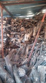 Legna al coperto e asciutta 