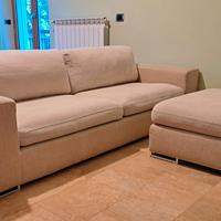 Divano in tessuto colore beige, tre posti