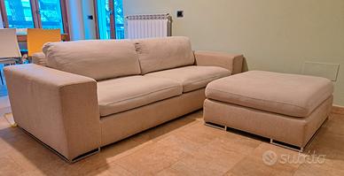 Divano in tessuto colore beige, tre posti