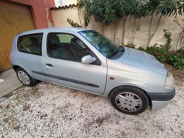 RENAULT Clio - 2001