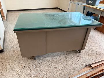 Tavolo da ufficio in ferro