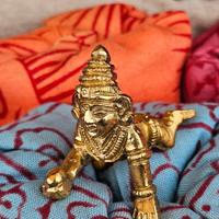 Statuetta Krishna bambino che gattonа in ottone