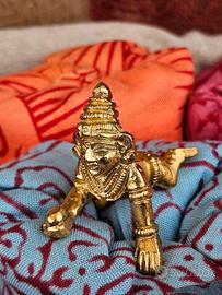 Statuetta Krishna bambino che gattonа in ottone