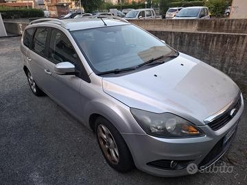 ford focus  perfetta  di tutto............