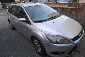 ford focus  perfetta  di tutto............