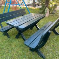 Tavolo e panche in legno