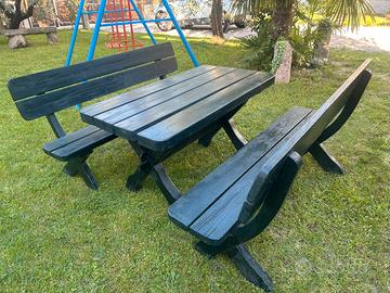 Tavolo e panche in legno