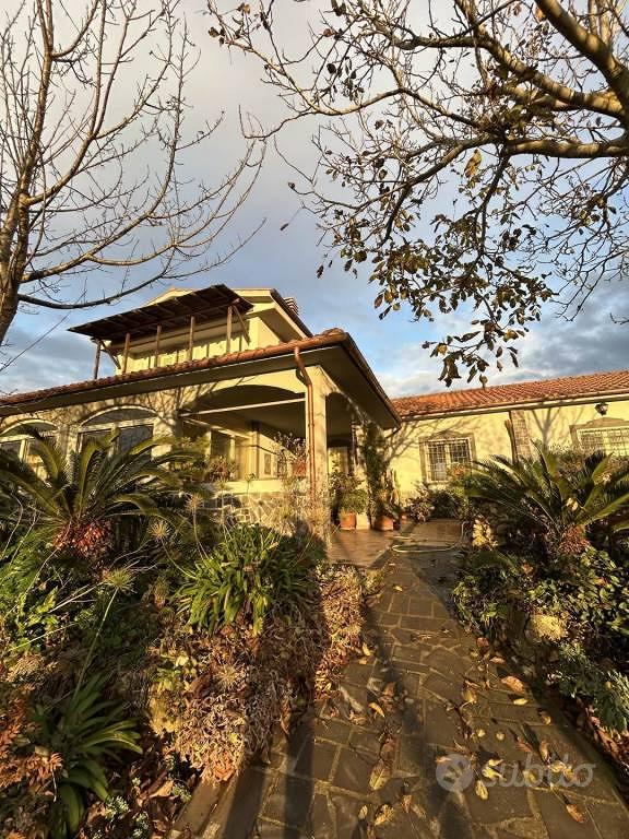 Rustico / Casale di 279 m² con più di 5 locali a T - Altro