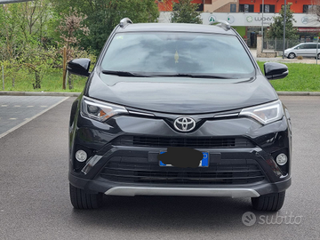 Vento bellissima Toyota RAV4 tagliata e gommata