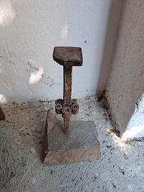 Antico elemento decorativo in ferro battuto.