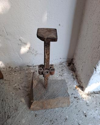 Antico elemento decorativo in ferro battuto.