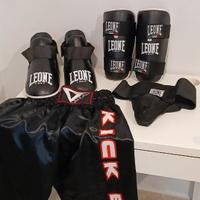 Equipaggiamento protettivo da ragazzo marca Leone
