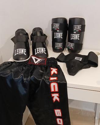 Equipaggiamento protettivo da ragazzo marca Leone