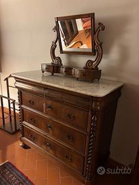 Cassettone in noce con specchiera