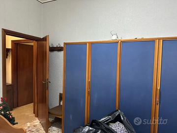 Camera Letto, mensole e armadio