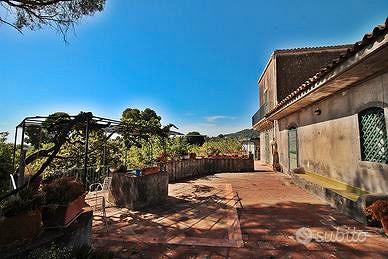 Pregiato Casale ultrapanoramico in zona Valverde